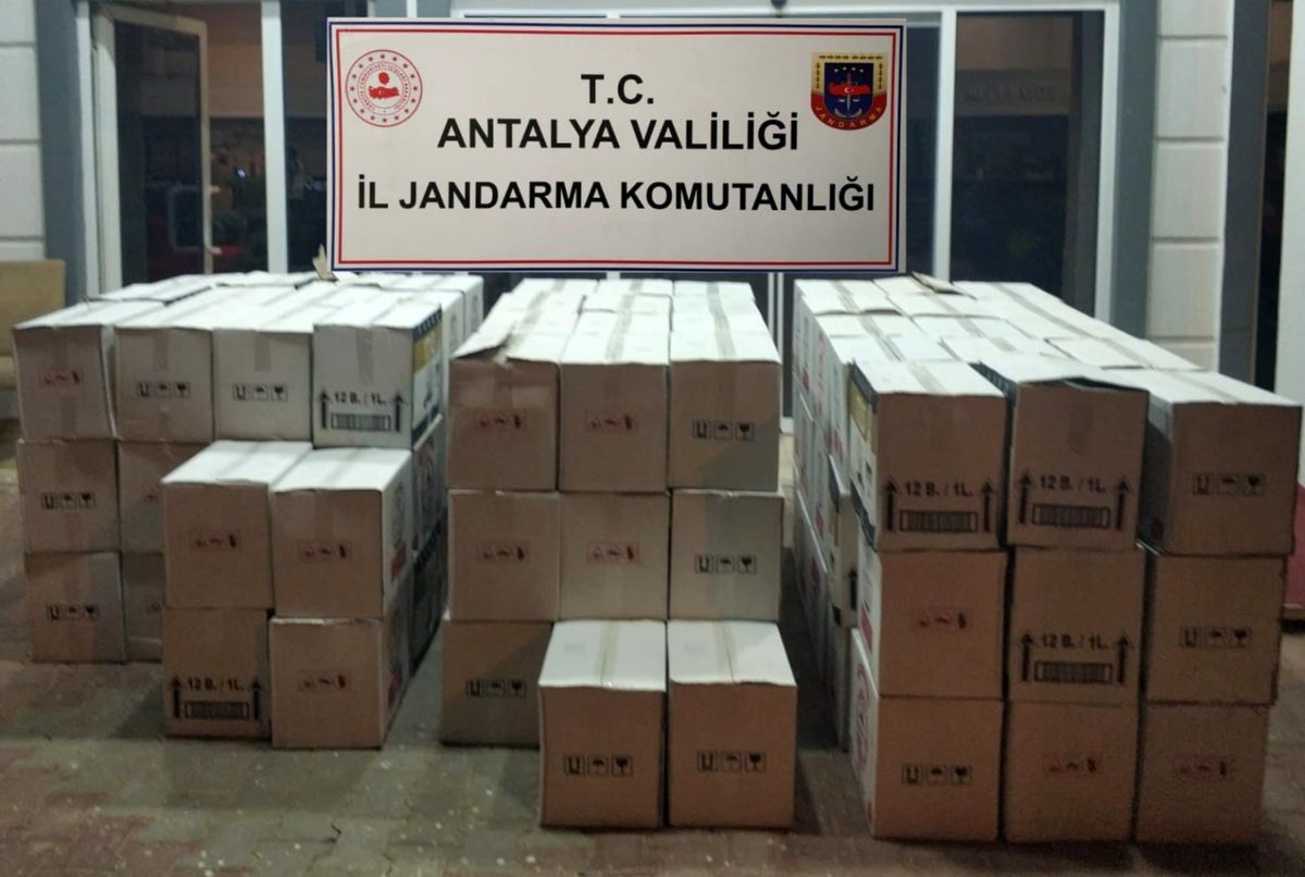 Otel deposunda bin 498 litre kaçak içki ele geçirildi