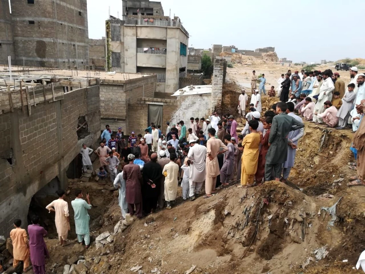 Pakistan\'da çatı çöktü: 4 ölü