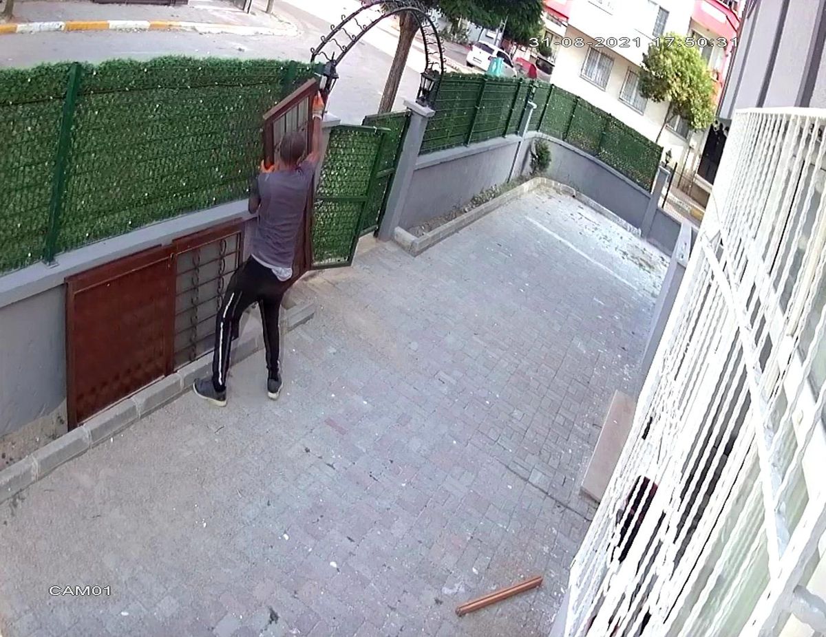 Pendik\'te çekçekcinin kapı çaldığı anlar kamerada