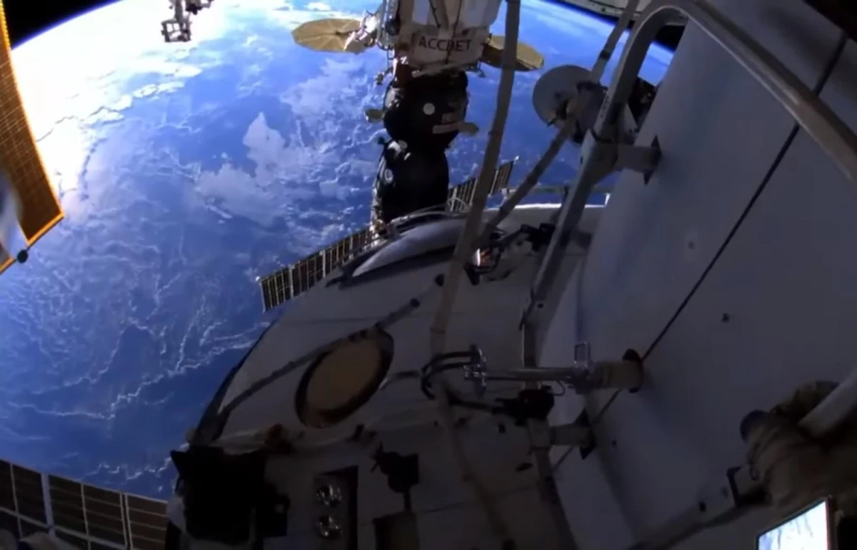 Rus kozmonotlar, Uluslararası Uzay İstasyonu\'nda uzay yürüyüşüne çıktı