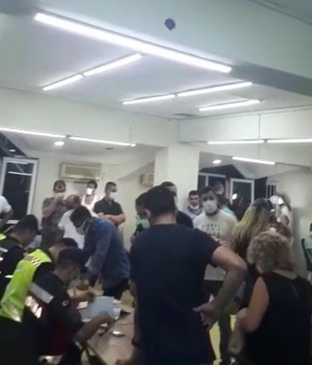Sendika merkezine baskında kumar oynayan 55 kişi yakalandı