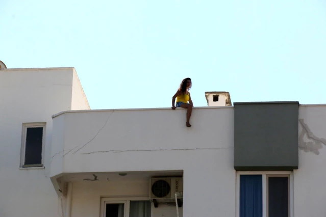 Sevgilisinden ayrılan genç kız çatıya çıktı, vatandaşlar film izler gibi izleyip kayıt aldı