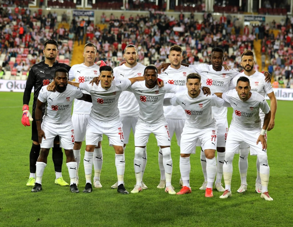Sivasspor\'da 11 futbolcu geldi, 8 gitti