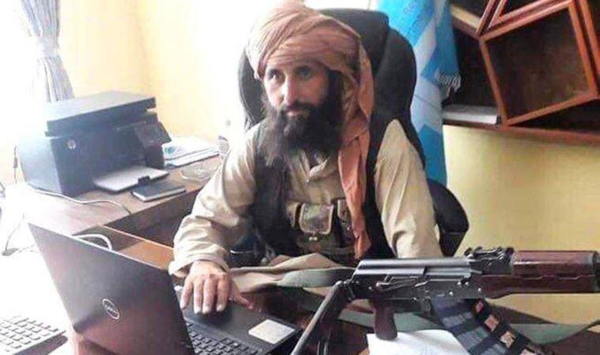 Taliban\'ın yeni Merkez Bankası Başkanı İdris, sosyal medyada gündem oldu! Bilgisayar başında ağır silahlarla oturuyor