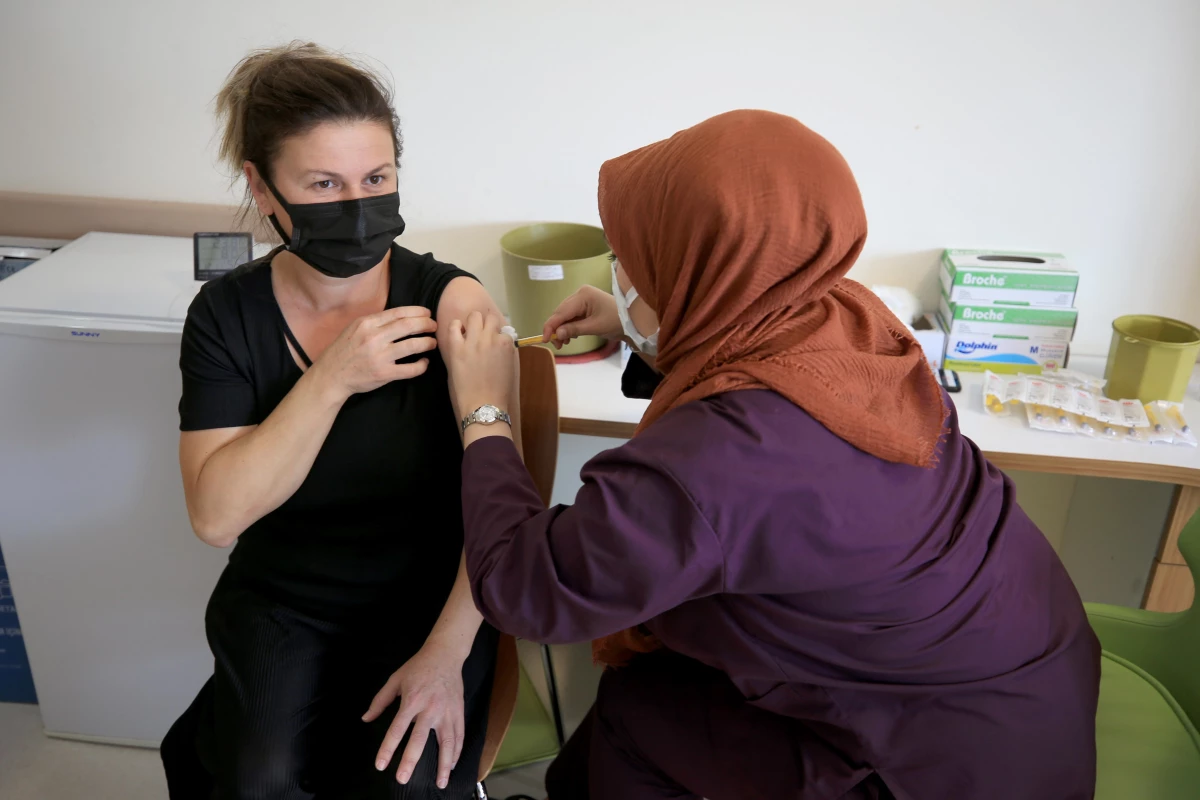 Son dakika! Trakya\'da Sağlık Bakanı Koca\'nın "hatırlatma dozu çağrısı" ile aşı merkezlerinde yoğunluk yaşanıyor
