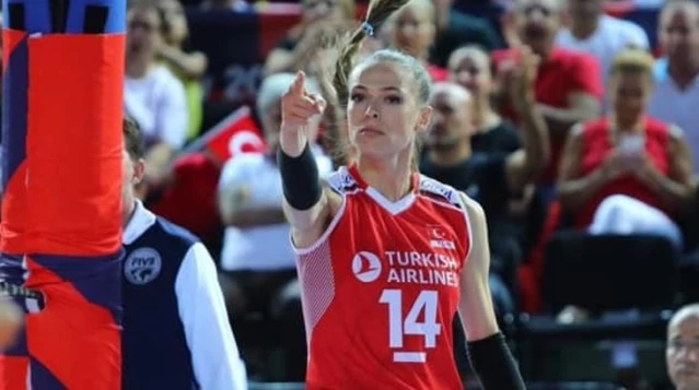 Kadın Voleybol Takımımız'ın kaptanı Eda Erdem, üst üste en iyi kadın oyuncu seçilerek tarihte bunu başaran ilk voleybolcu oldu