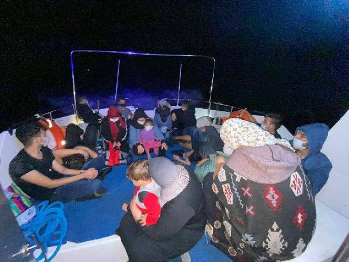 Yunanistan\'ın geri ittiği 18 göçmen kurtarıldı