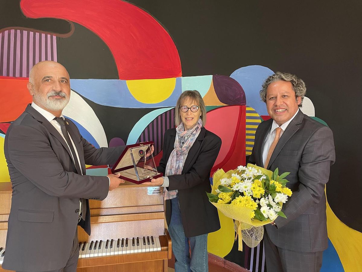Alman asıllı ressam ailesinin düğün hediyesi 57 yıllık piyanoyu okula bağışladı