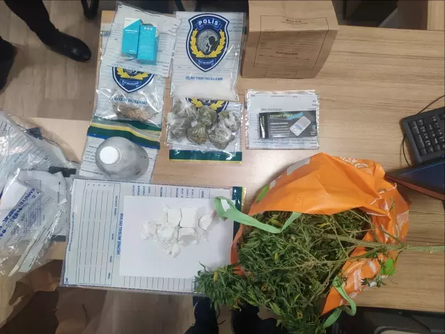 Suç örgütü operasyonunda 7 şüpheli gözaltı alındı Suç örgütü operasyonunda 7 şüpheli gözaltı alındı