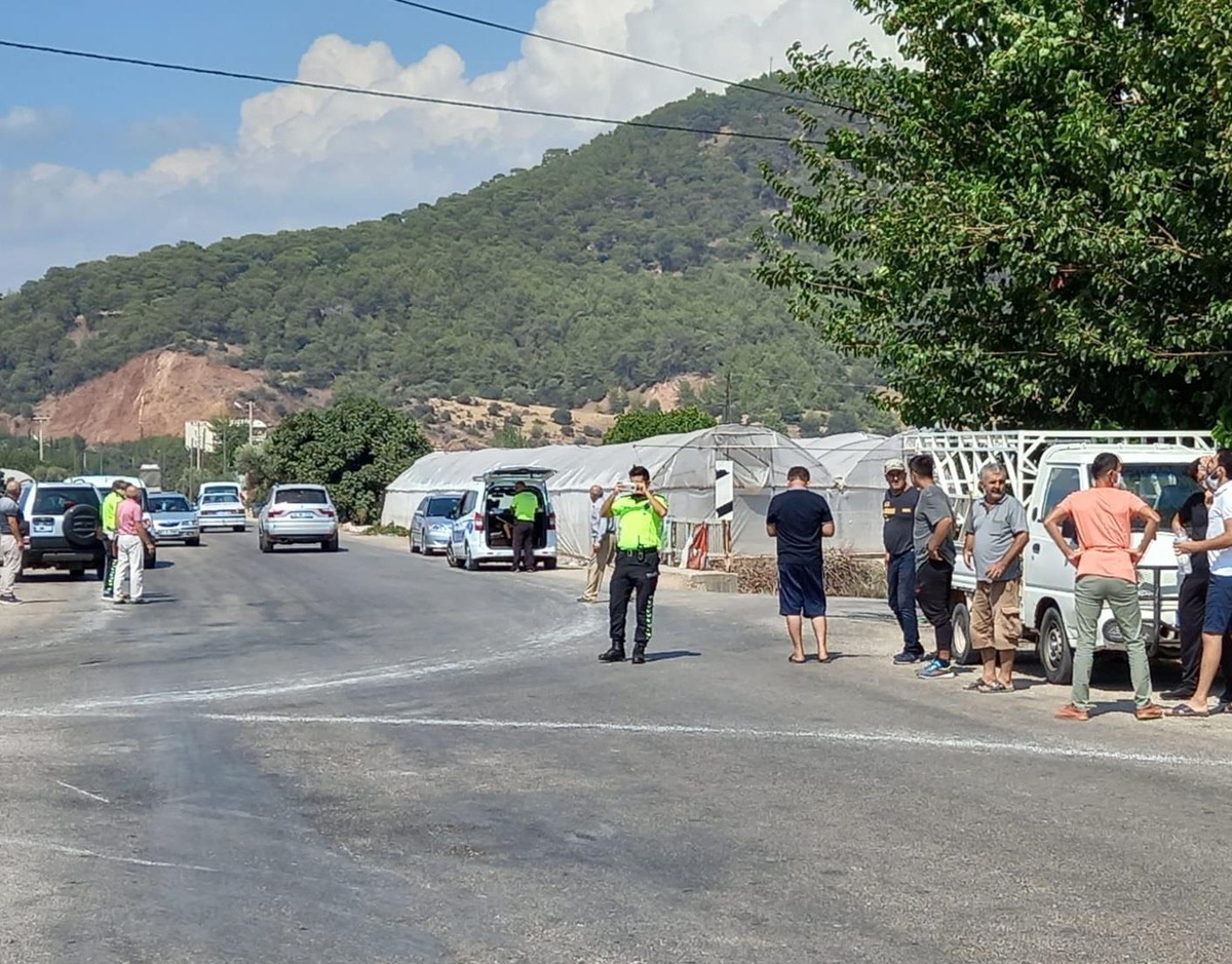 Antalya\'da otomobil ile çarpışan motosikletin sürücüsü yaşamını yitirdi