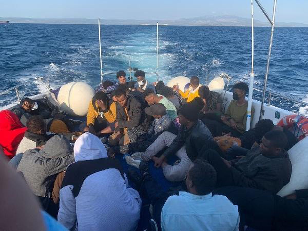 Ayvalık açıklarında 35 kaçak göçmen kurtarıldı