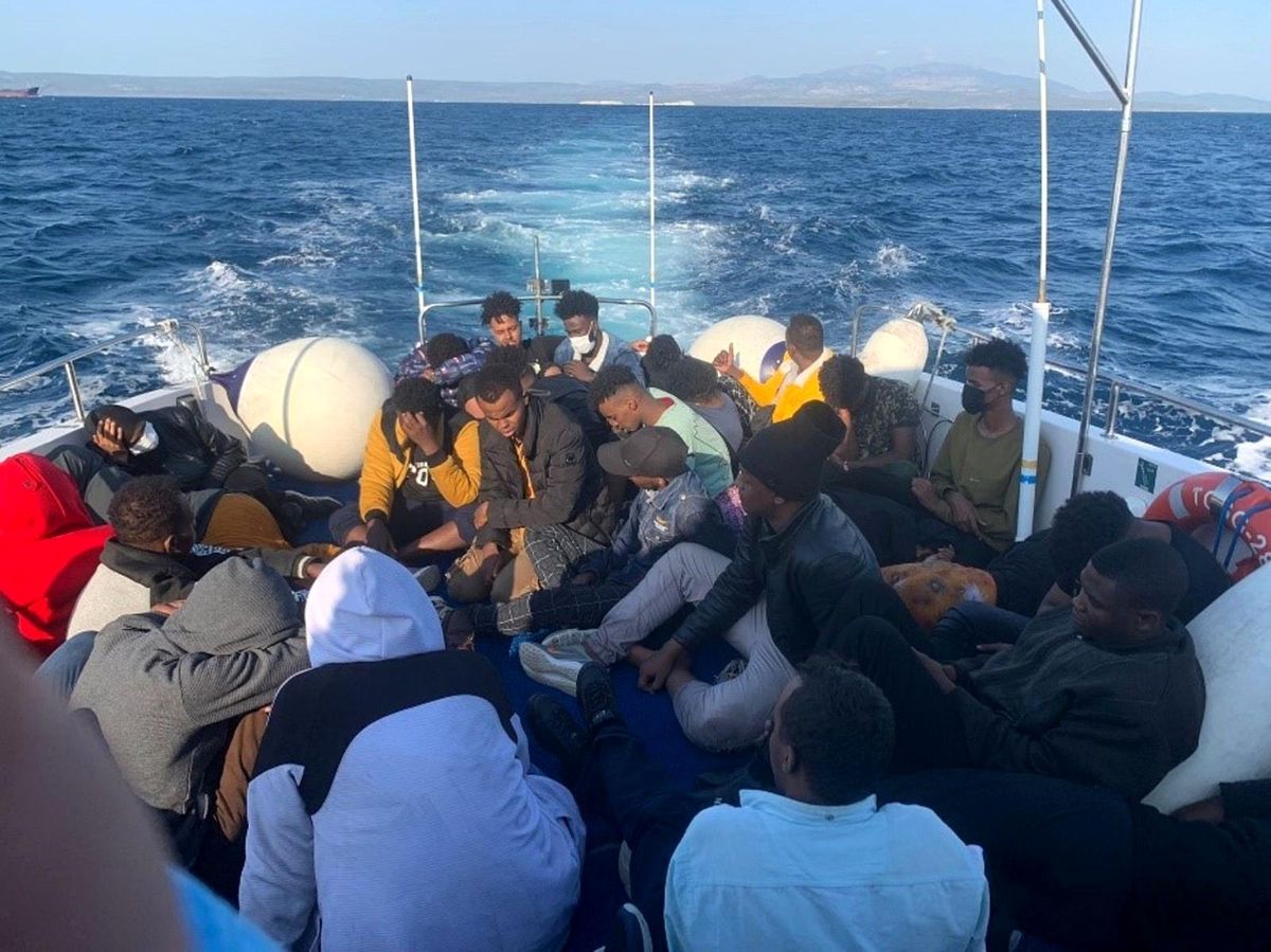 Ayvalık\'ta 35 göçmen kurtarıldı