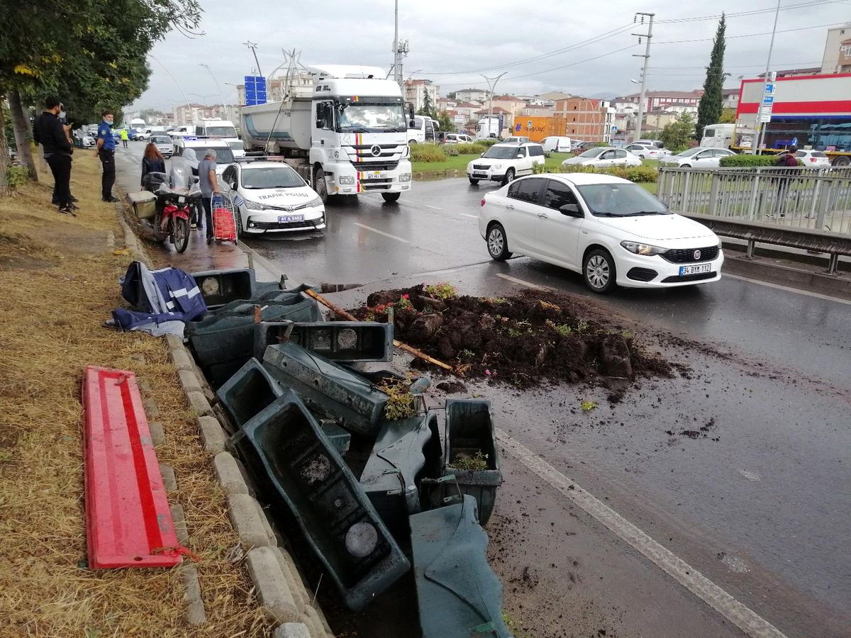 Belediye işçilerini taşıyan römork devrildi: 3 yaralı