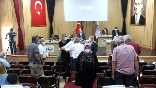Belediye meclisinde 'heval' gerginliği! CHP'liler MHP'li ismin üzerine yürüdü