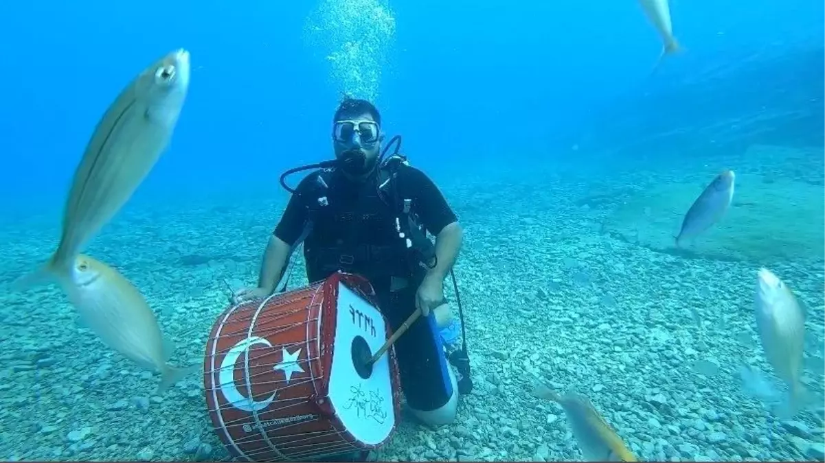 Bu da çılgın davulcu: Havada, karada ve denizin altında davul çaldı