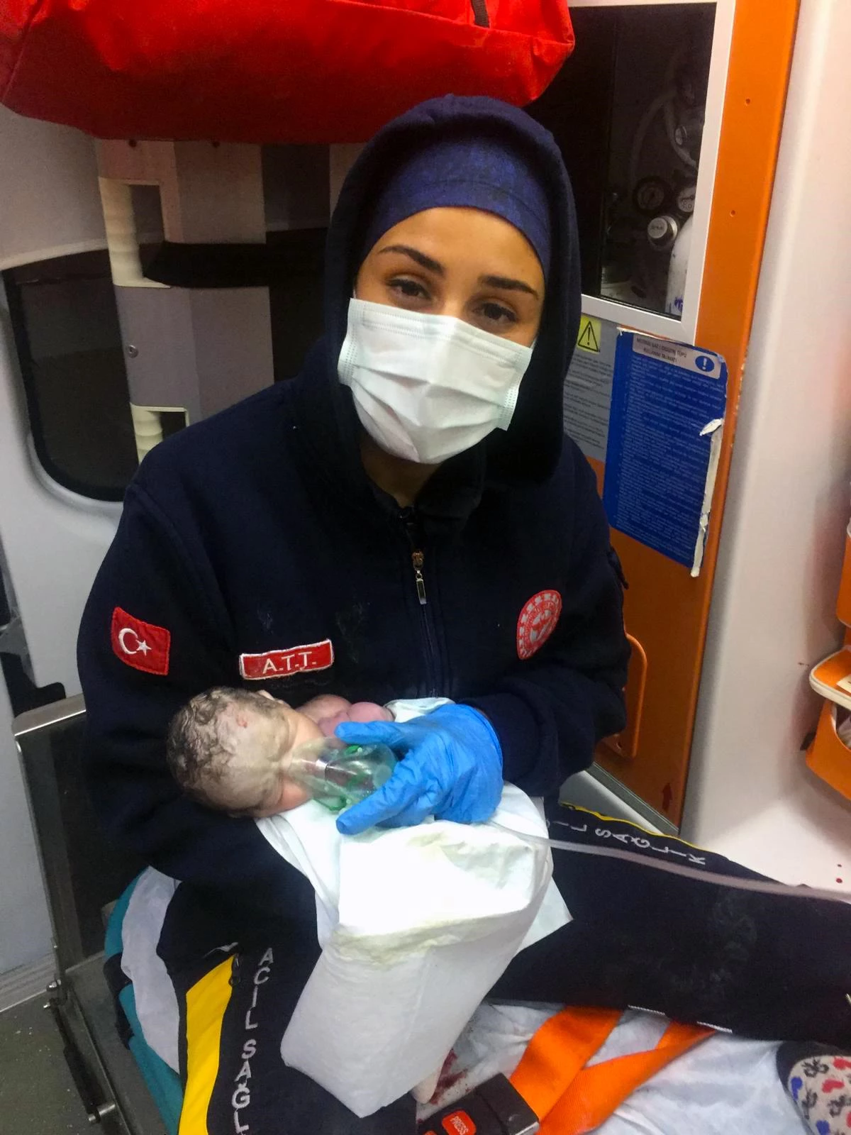 Son dakika haberi... Burdur\'da ambulansta doğduktan sonra kalbi duran bebek sağlık ekibinin müdahalesiyle yaşama tutundu