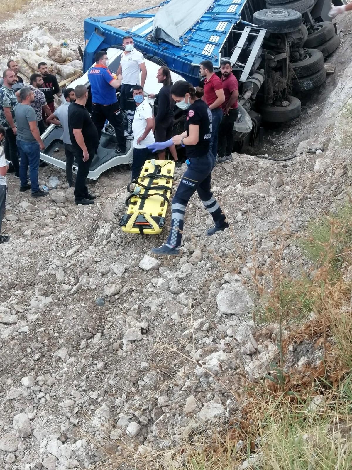 Devrilen kamyonun sürücüsü sıkıştığı yerden güçlükle çıkarıldı