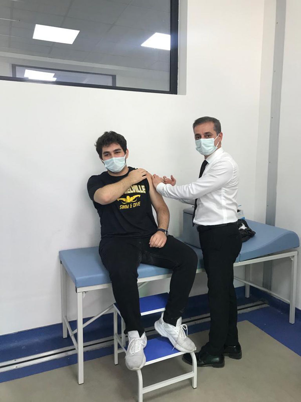 Diyarbakır İl Sağlık Müdürü Tekin 2 çocuğunun Kovid-19 aşısını yaptı