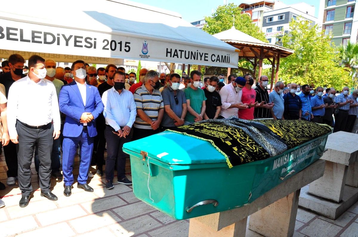 Evlilik teklifi almak için gittiği Nevşehir\'deki kazada ölen genç antrenör, memleketi Manisa\'da toprağa verildi