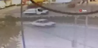 Son dakika haber... Hatalı şerit değiştiren sürücü takla atan otomobilde sıkıştı: Kaza anı kamerada