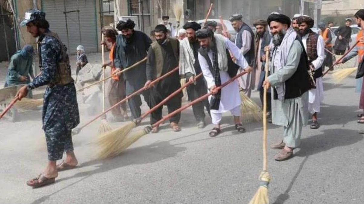 Hükümeti resmen kuran Taliban\'ın ilk icraatı belli oldu! Ellerine aldıkları süpürgelerle Afganistan sokaklarını temizlediler