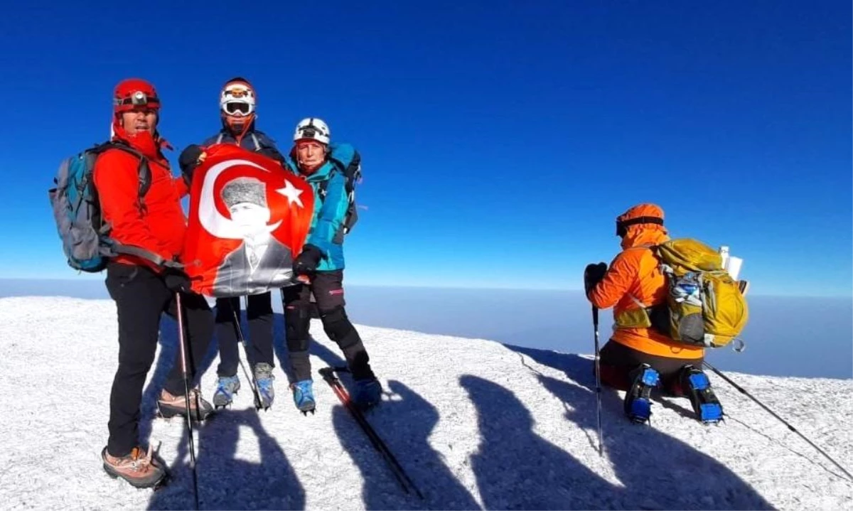 Ispartalı dağcılar 5 bin 137 metrelik Ağrı Dağı zirvesine tırmandı