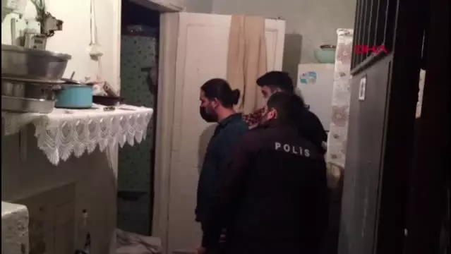 Son dakika: İSTANBUL'DAKİ SOKAK SATICILARINA YÖNELİK UYUŞTURUCU OPERASYONUNDA 32 KİŞİ TUTUKLANDI Son dakika: İSTANBUL'DAKİ SOKAK SATICILARINA YÖNELİK UYUŞTURUCU OPERASYONUNDA 32 KİŞİ TUTUKLANDI