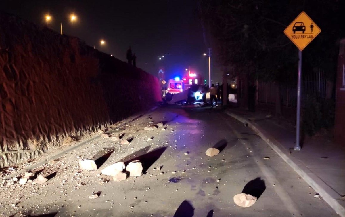 İzmir\'de kontrolden çıkan araç yan yola uçtu: 1 ölü