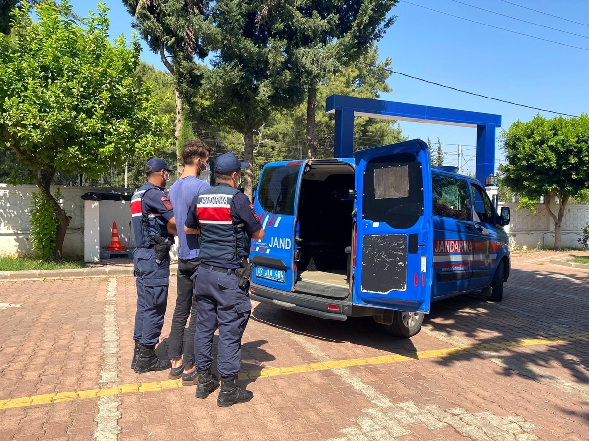Jandarma cinayet zanlısını saklandığı bağ evinde yakaladı