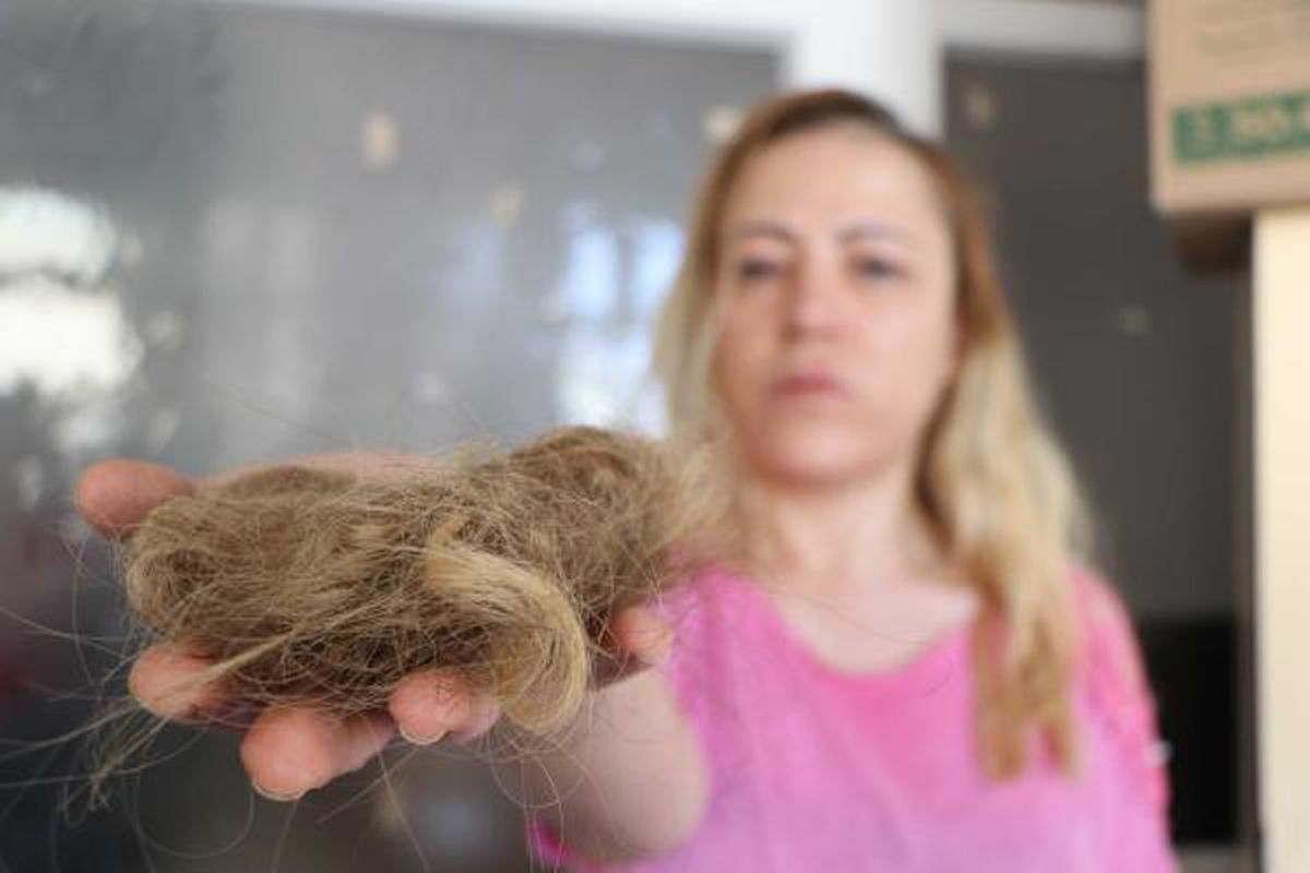 Kendisini el işareti ile yönlendiren hemşireyi darbedip saçlarını yoldu