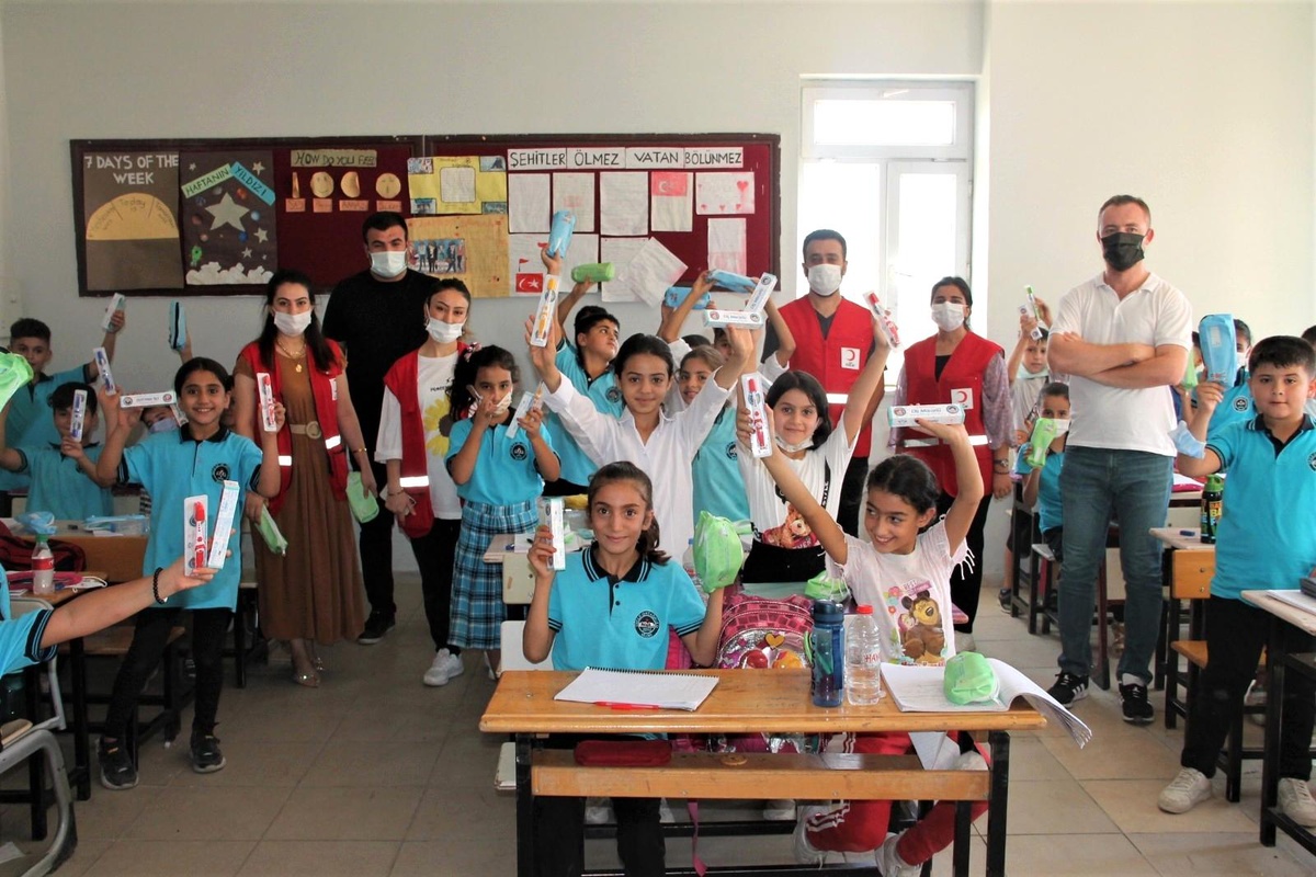 Kızılay Silopi\'de 800 öğrenciye diş fırçası ve macunu dağıttı