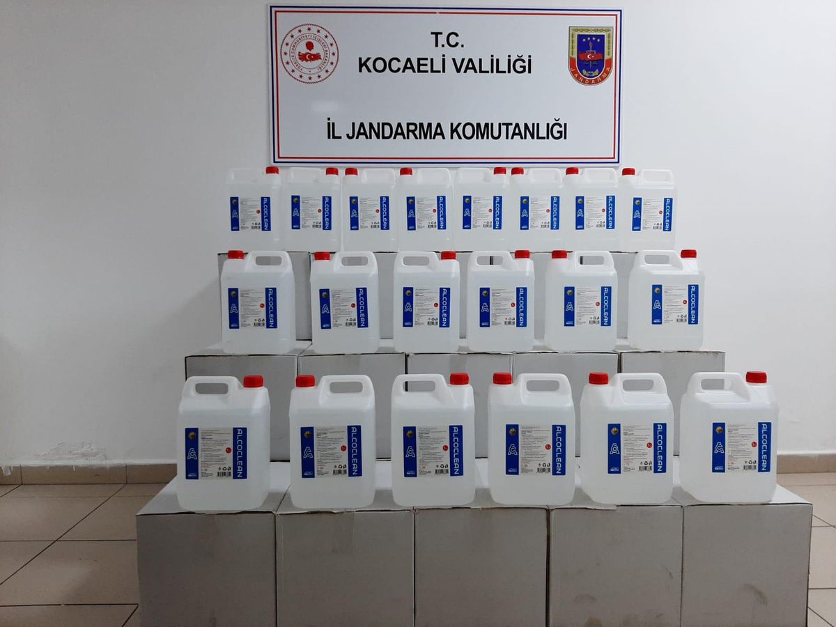 Kocaeli\'de sahte içki operasyonunda 700 litre etil alkol ele geçirildi