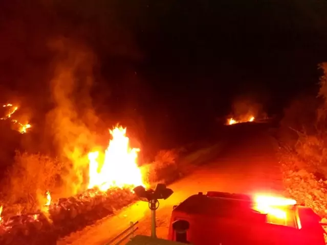Mardin'de gece saatlerinde 2 noktada çıkan yangın korkuttu Mardin'de gece saatlerinde 2 noktada çıkan yangın korkuttu