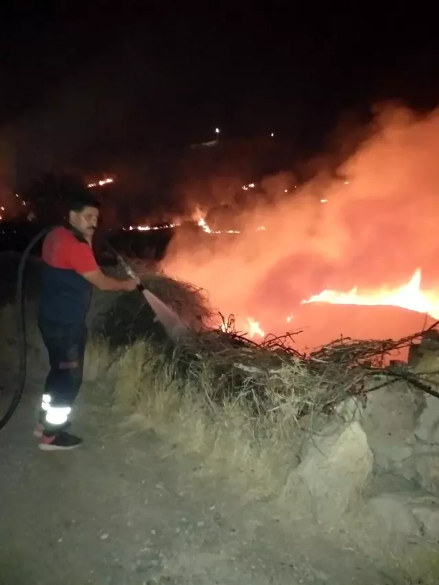 Mardin'de gece saatlerinde 2 noktada çıkan yangın korkuttu Mardin'de gece saatlerinde 2 noktada çıkan yangın korkuttu