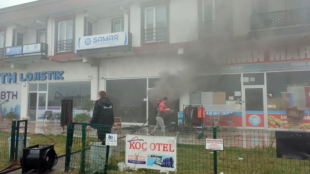 Son dakika haberleri: Marketin deposunda çıkan yangın panik oluşturdu
