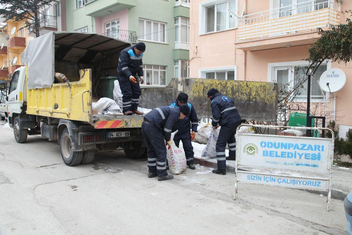 Molozlar toplanıyor