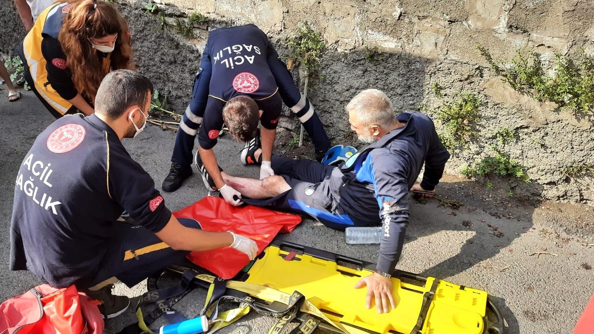 Motosiklet duvara çarptı, 10 metre sürüklenen sürücü yaralandı