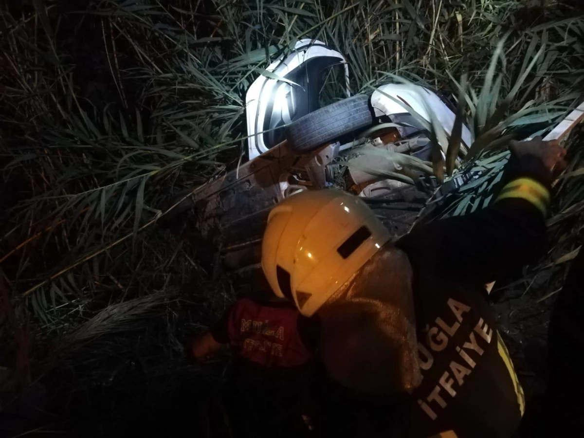 Muğla\'da sulama kanalına devrilen otomobilin sürücüsü yaralandı
