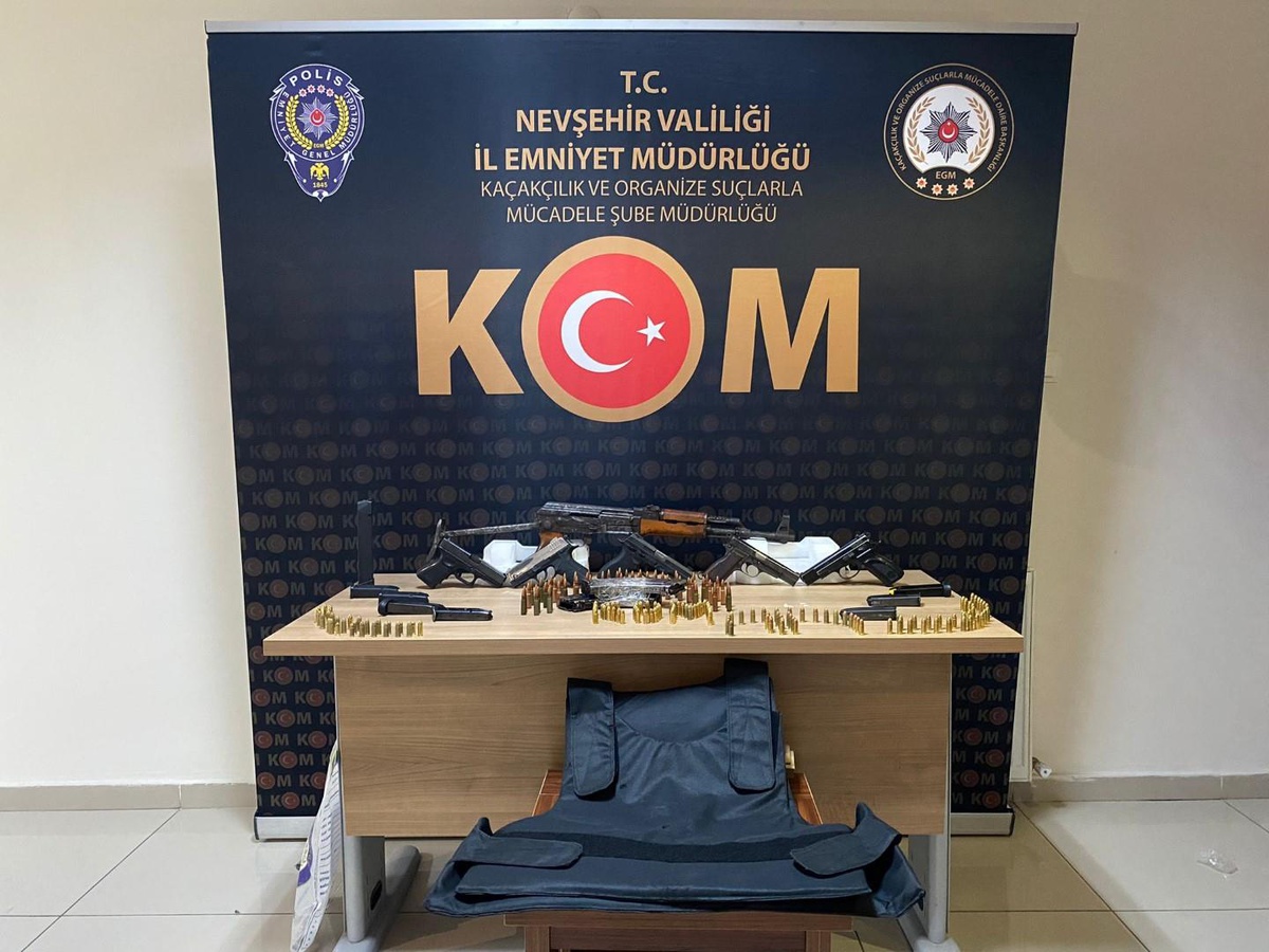 Nevşehir\'de gece kulübünde kalaşnikof tüfek ve 5 tabanca ele geçirildi