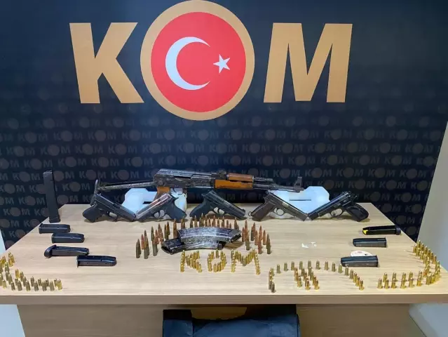 Nevşehir'de gece kulübünde kalaşnikof tüfek ve 5 tabanca ele geçirildi Nevşehir'de gece kulübünde kalaşnikof tüfek ve 5 tabanca ele geçirildi