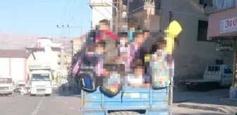 Öğrencilerin patpat kasasında tehlikeli yolculuğu