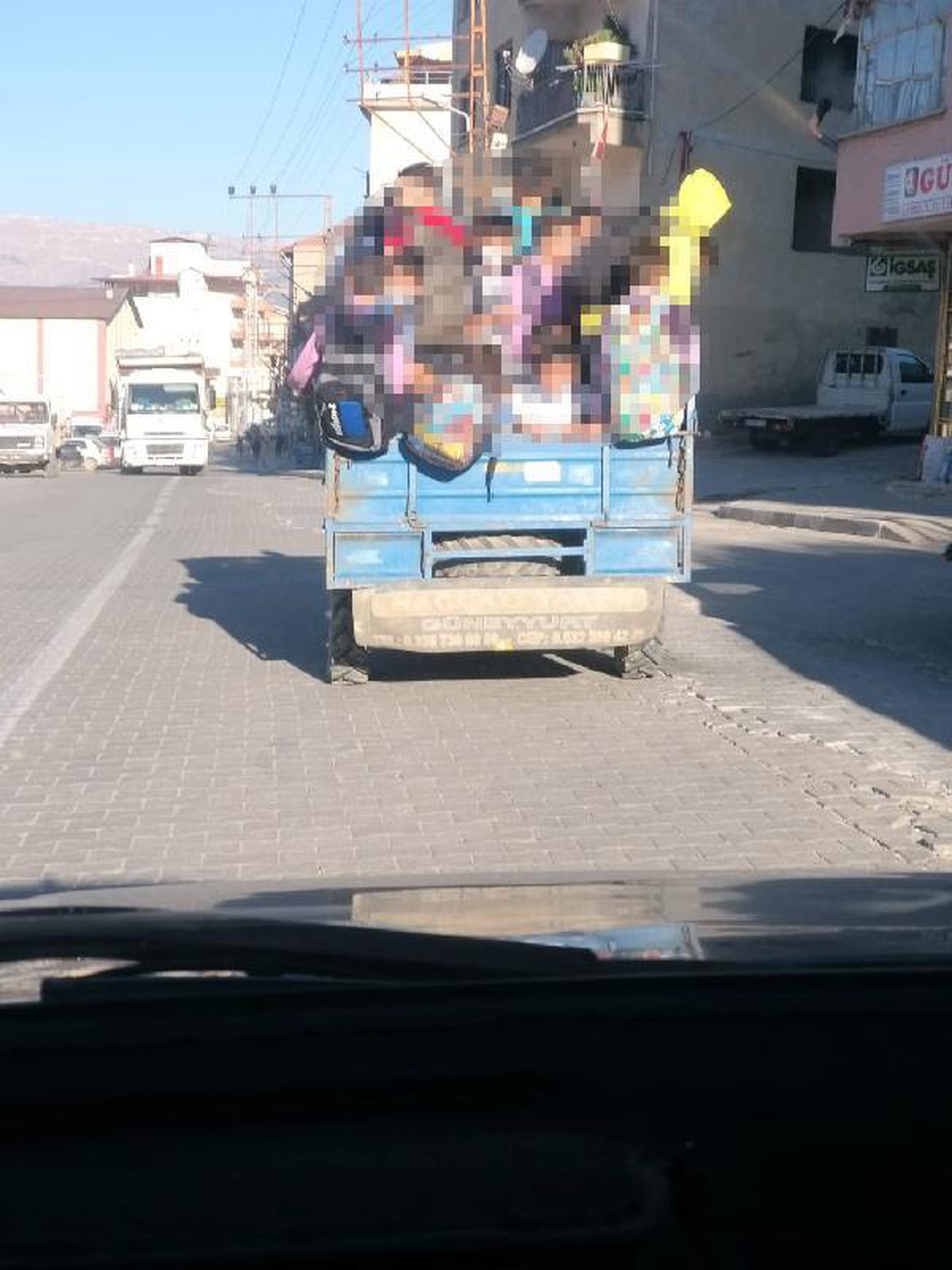 Öğrencilerin patpat kasasında tehlikeli yolculuğu