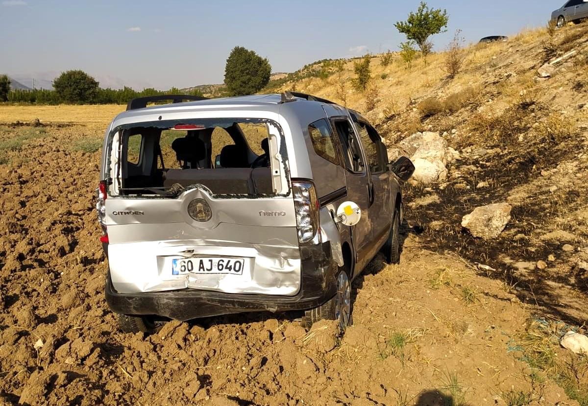 Otomobil hafif ticari araca arkadan çarptı