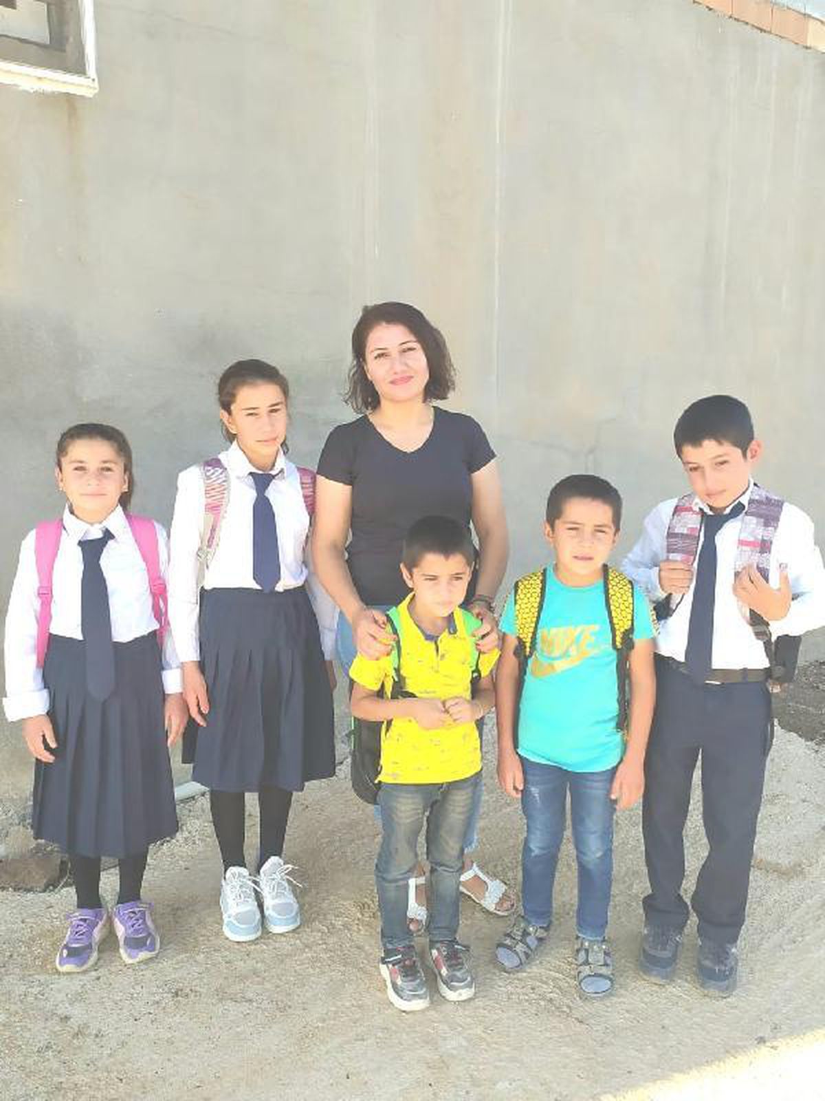 Şırnaklı Hüsniye öğretmen, anne ve babalık yaptığı 5 kardeşini okutmaya çalışıyor