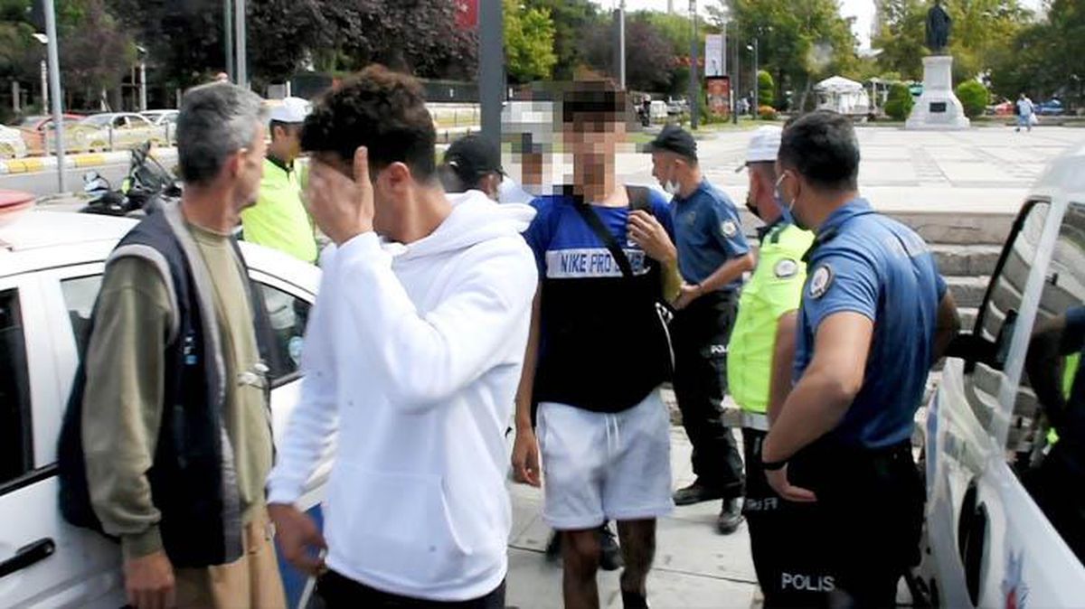 Sokakta cinsel organını gösterip kaçan Fas uyruklu 4 erkek, gözaltına alındı
