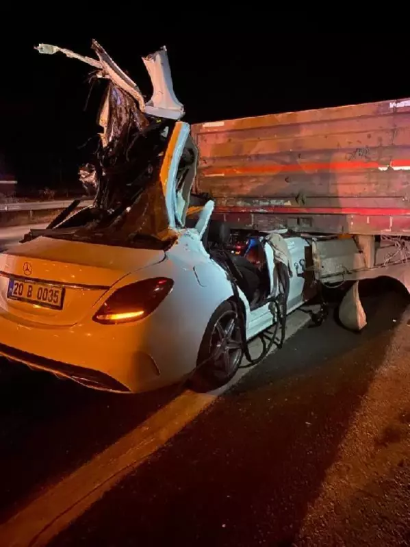 Tırın altına giren araçtaki polis memuru ve kardeşi hayatını kaybetti Tırın altına giren araçtaki polis memuru ve kardeşi hayatını kaybetti