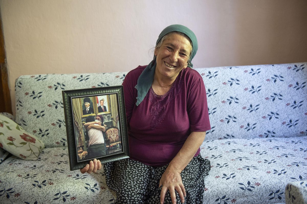 Tuncelili anne terör örgütü PKK\'dan kaçan evladına kavuşmanın mutluluğunu yaşıyor