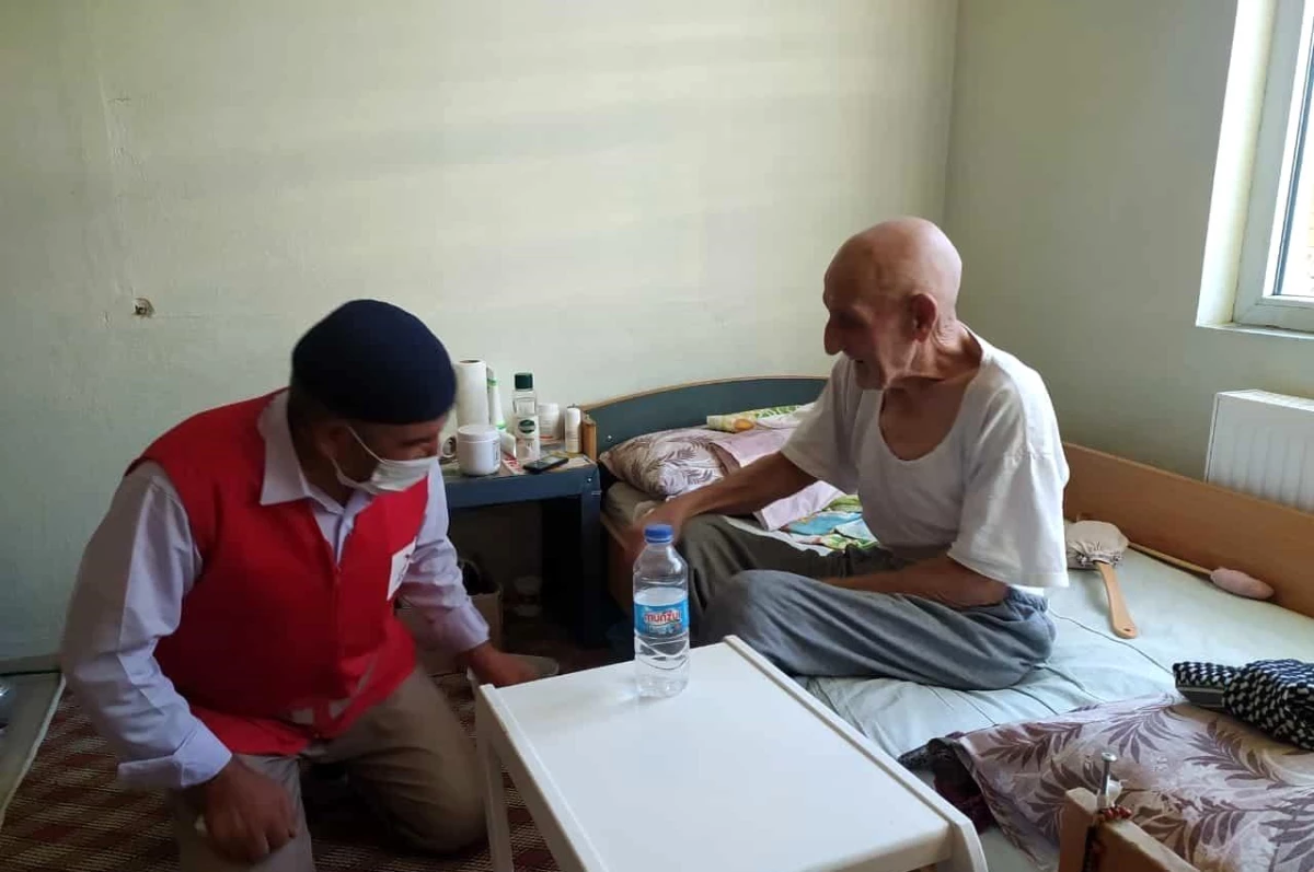 Türk Kızılayı Dicle\'de engelli, yaşlı ve hastaları ziyaret etmeye devam ediyor