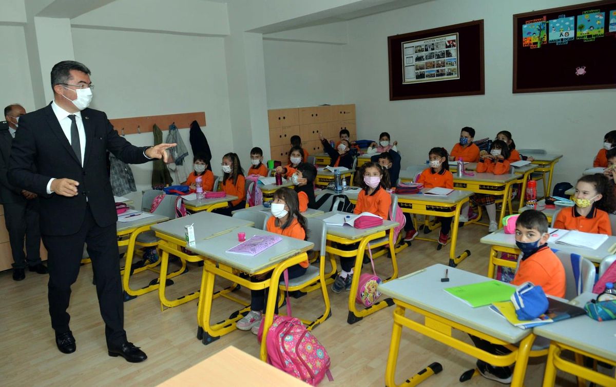 Vali Memiş, okul ziyaretlerini sürdürüyor