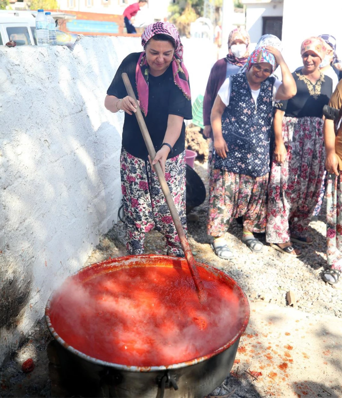 AK Parti Çanakkale Milletvekili İskenderoğlu köyde salça kaynattı